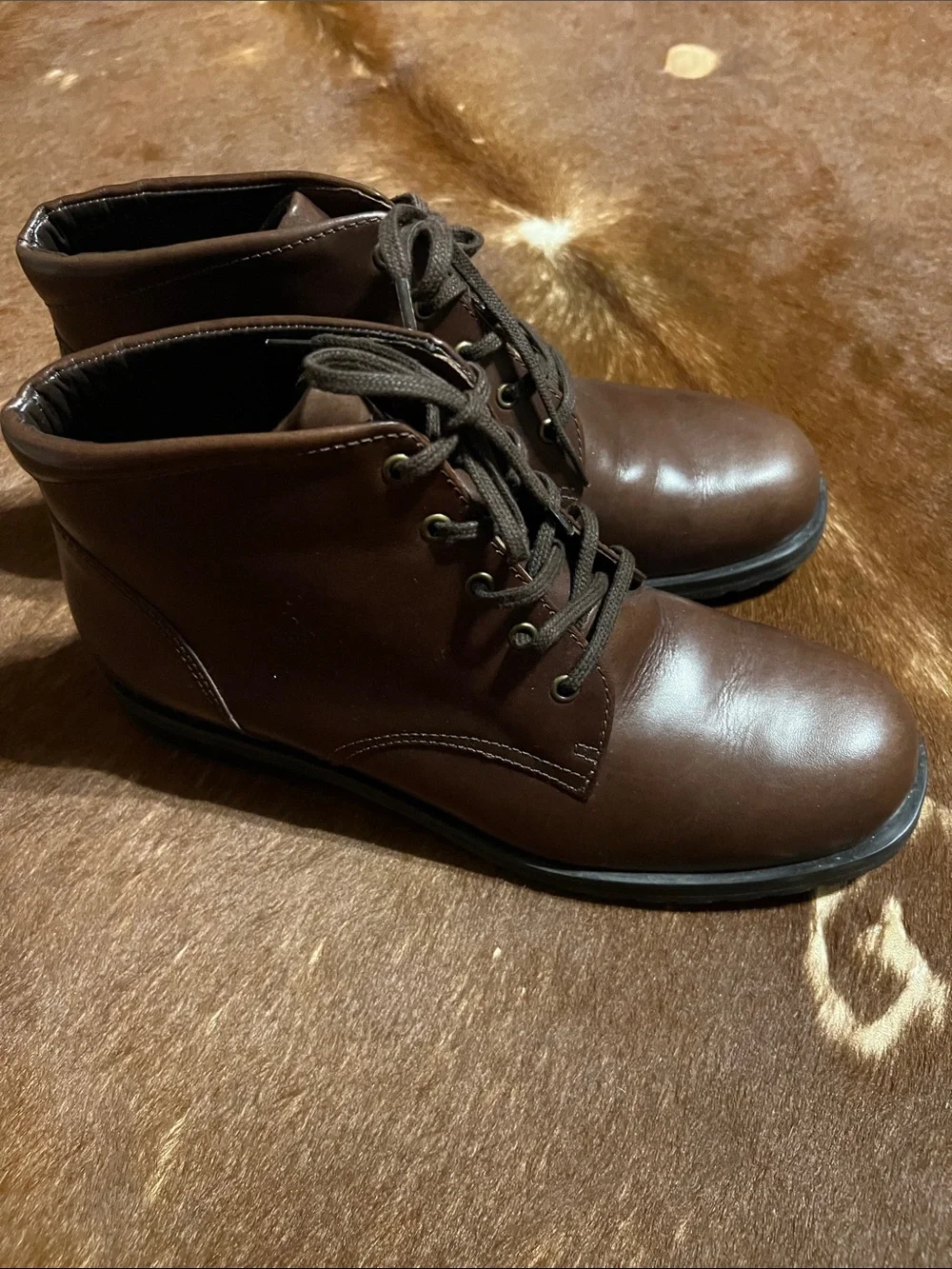 Rockport woman’s Dark Brown Leather Chukka Boots, size 7.5
